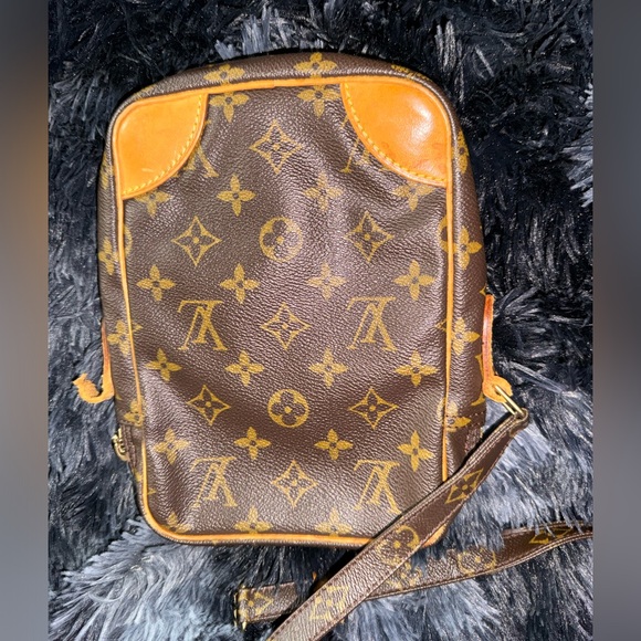 Louis Vuitton Danube Monogram Canvas MM Handbag - Picture 4 of 11